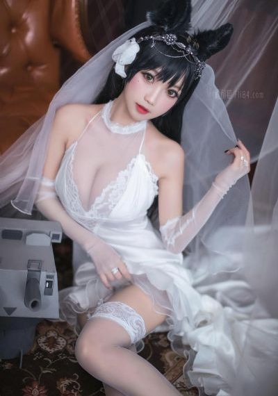 老头边吃奶边弄进去呻吟